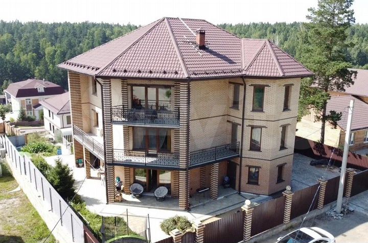 Коттедж 395 м² на участке 9 сот.
