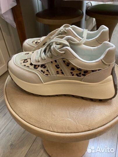 Кроссовки женские