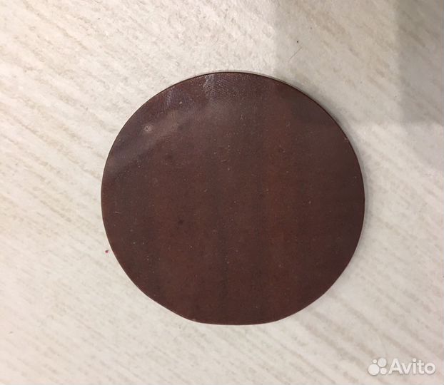 Круг из натурального камня с надписью из металла «