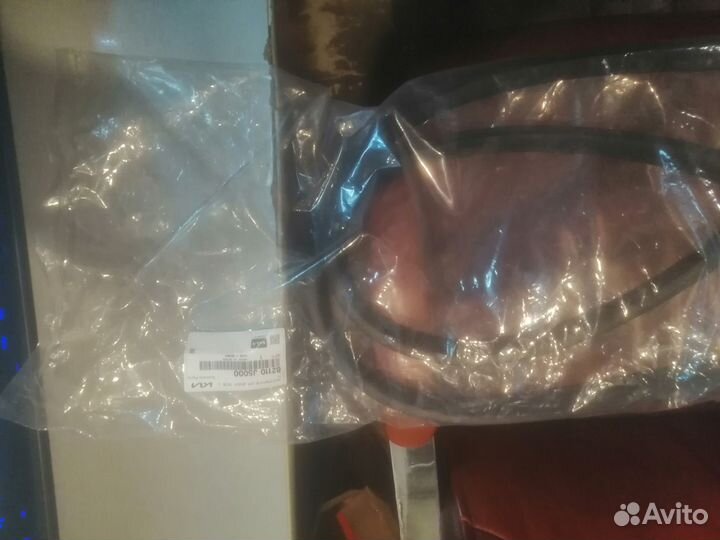 Уплотнитель передней левой двери KIA Stinger 2017