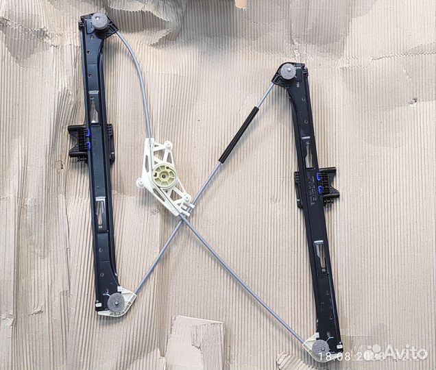 Стеклоподъмник передней левой двери 95B837461B