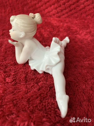 Статуэтка фарфоровая маленькая юная балерина