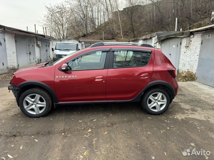 Renault Sandero Stepway 1.6 AT, 2015, битый, 180 000 км