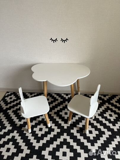 Детский стол и два стула