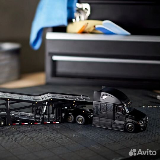 Hot wheels Freightliner Cascadia Elite 64