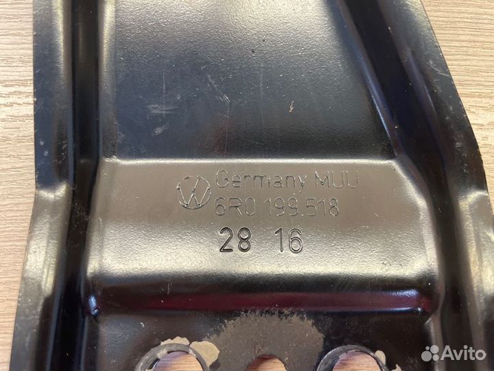 Кронштейн подрамника передний правый Volkswagen