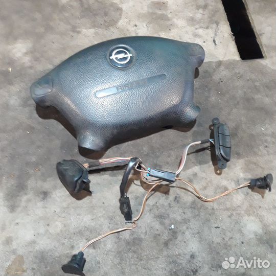 Подушка безопасности водителя Опель Вектра Б