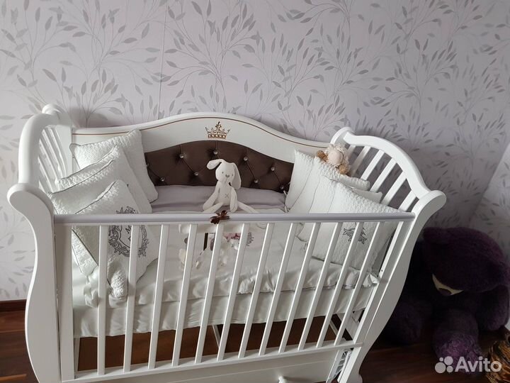 Детская кроватка с универсальным маятником