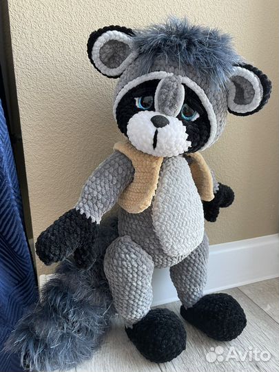 Игрушка вязаная Енот