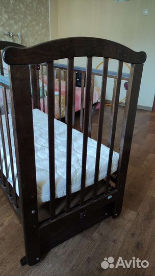 Детская кроватка с маятником и ящиком
