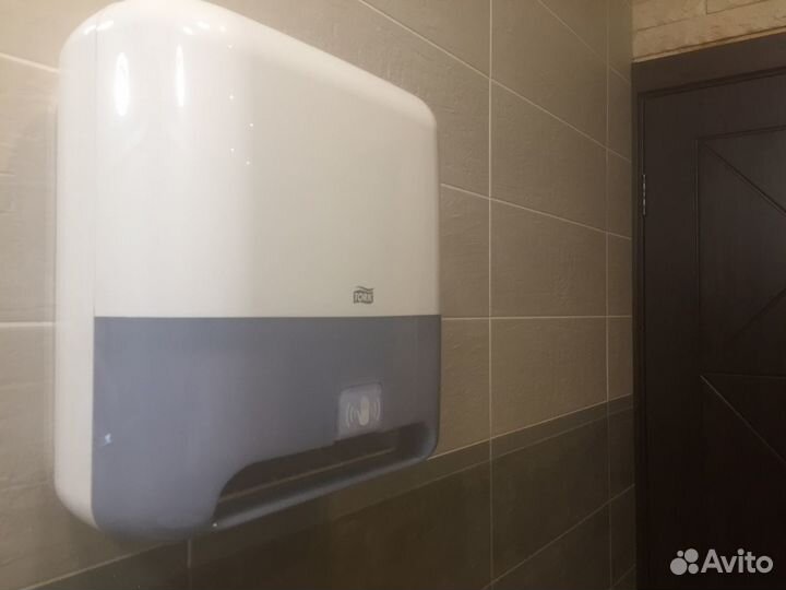 Диспенсер для бумажных полотенец Tork (сенсорный)