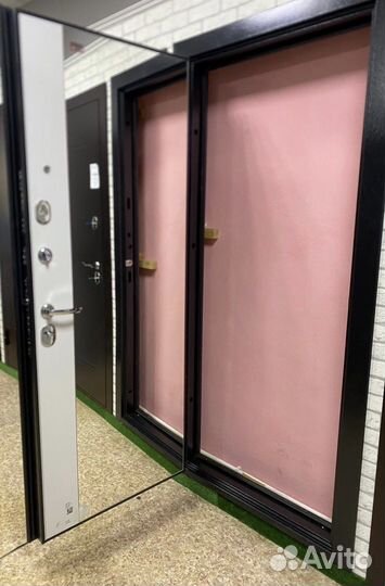 Дверь входная с зеркалом