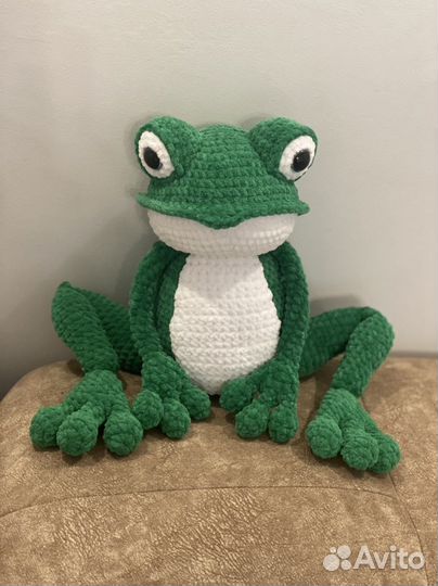 Вязаная игрушка лягушка