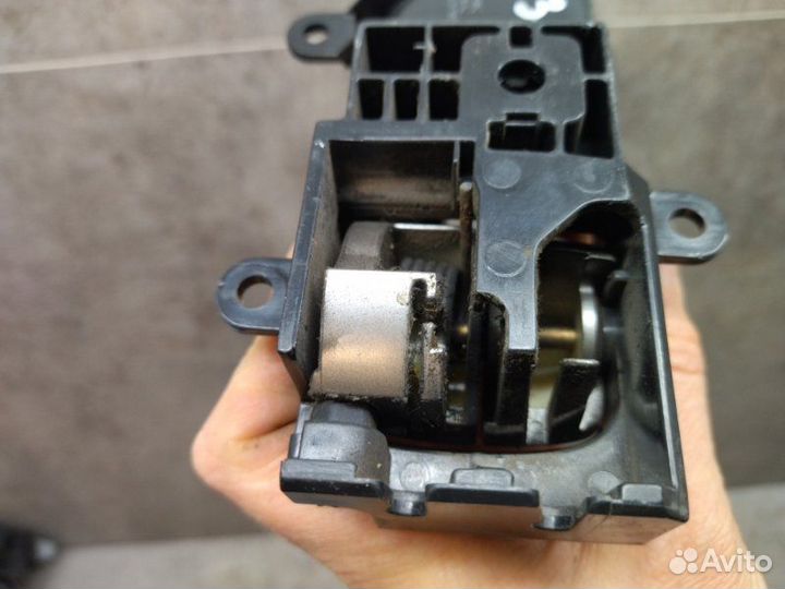 Ручка двери внутренняя задняя левая Nissan Skyline