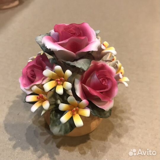 Фарфоровый букет цветов в вазе