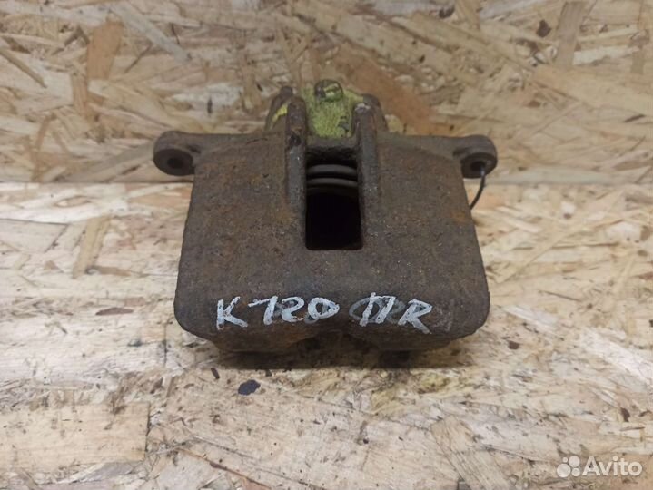 Суппорт передний правый Toyota Corolla E 120