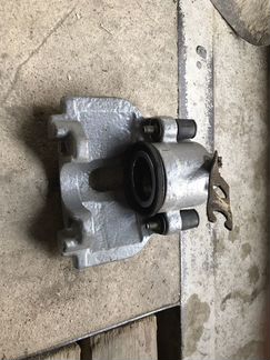 Тормозной суппорт правый Audi 100