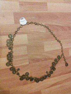 Металлический пояс с монетами