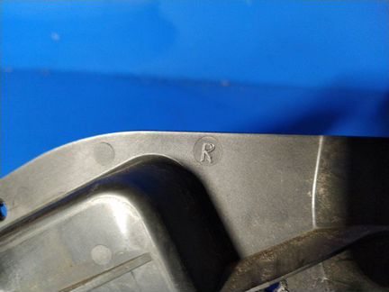 Направляющая заднего бампера правая правая Ford