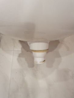 Подвесная раковина в туалет + смеситель