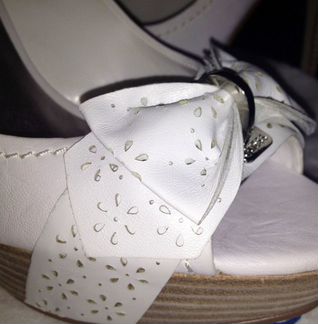 Новые белые туфли Guess