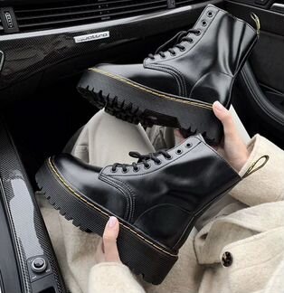 Чёрные ботинки на высокой подошве