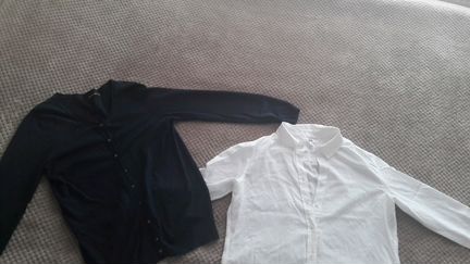 Белая рубашка и кардиган синий