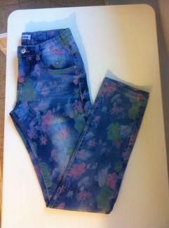 Джинсы с цветочным принтом (рост 154-158 см.)