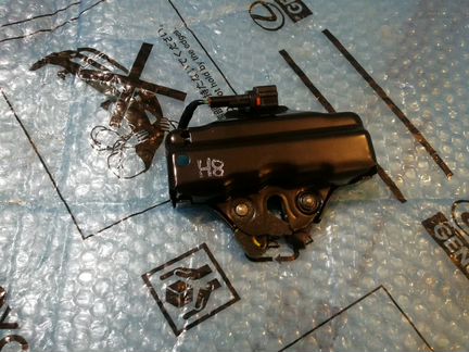 Toyota Land Cruiser 200 замок капота