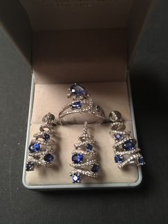 Комплект из белого золота и сапфиров