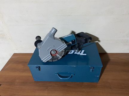 Штроборез Makita SG 180 вместе с дисками Hilti SPX