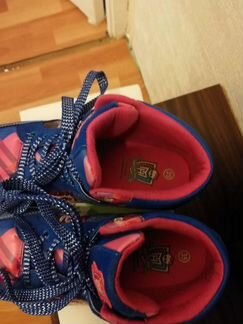 Продаю кроссовки для девочек