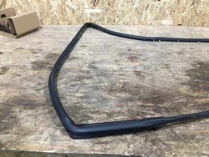 Уплотнитель двери передний правый Toyota Verso