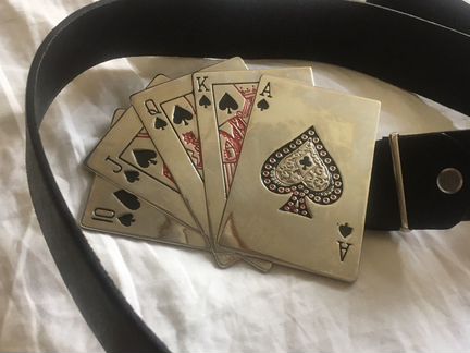 Ремень с пряжкой в виде карт