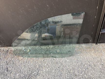 Стекло передней левой двери Volkswagen Golf 4