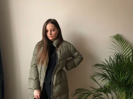 Удлиненная куртка оливкового цвета