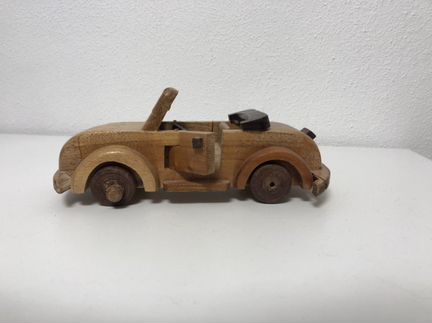Модель автомобиля деревянная