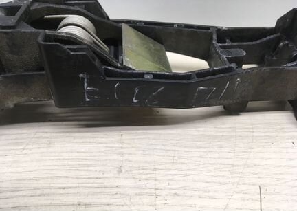 Крепление замка двери Mercedes W203