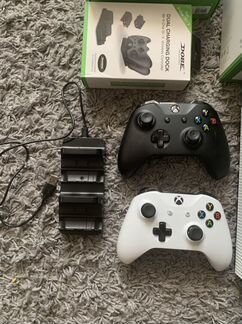 Xbox One S 1tb + 2 джойстика и зарядная станция