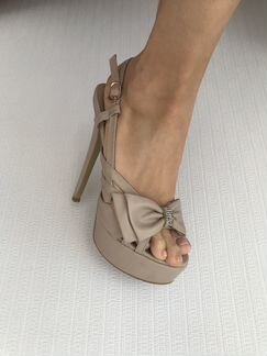 Босоножки на высокой шпильке