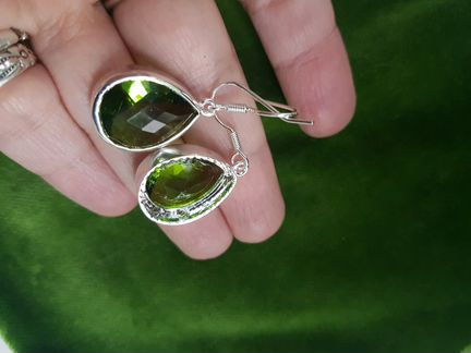 Серьги с зелеными кристаллами