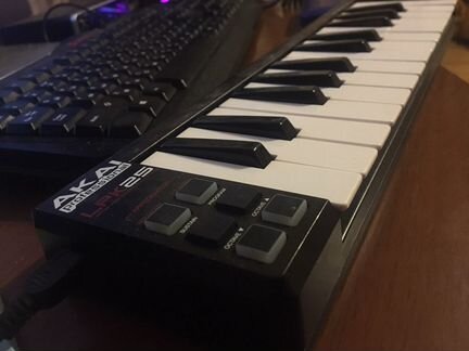 Миди клавиатура akai LPK25