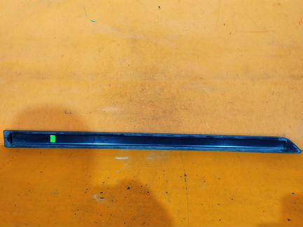 Молдинг двери передний левый Skoda Yeti 1