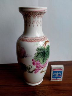 Ваза (бабочка, виноград), Китай