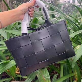 Новая плетёная сумка Bottega Veneta черная