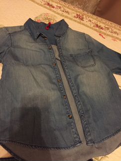 Джинсовые брюки и рубашка