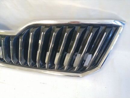 Решетка радиатора передняя верхняя Skoda Superb 3