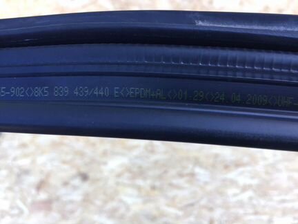 Уплотнитель стекла задний правый Audi A4 2.0 tfsi