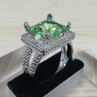 Кольцо с салатовым цирконом